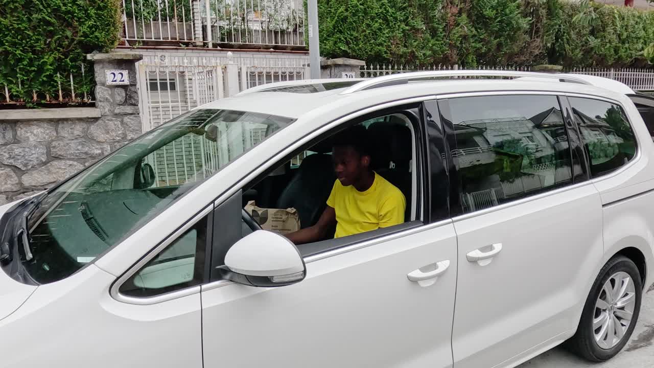 Consegna di cibo a un'auto