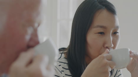 커피를 마시며 대화하는 것