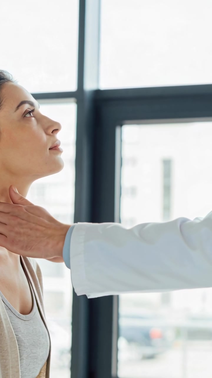 Video verticale: Manica del camice che si estende e palpa il collo del paziente in canottiera in clinica, controllando la tiroide.