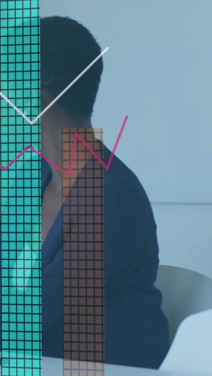 Video vertical: Analista sentada girando a la derecha, con gráficos de barras y líneas deslizándose y ocultándola.