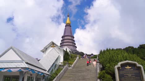 inclínate hacia abajo sobre la pagoda en el templo doi inthanon en tailandia con gente