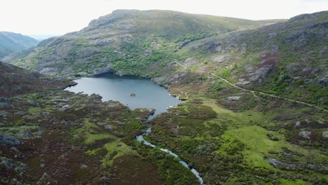 El-Río-Tera-Desemboca-En-Un-Gran-Lago-Represado-En-El-Cañón,-Zamora,-España