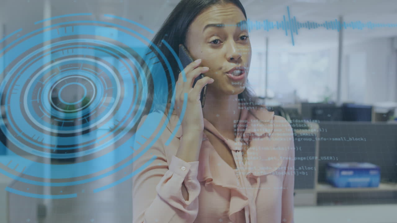 animación de procesamiento de datos con escaneo de alcance sobre mujer de negocios biracial