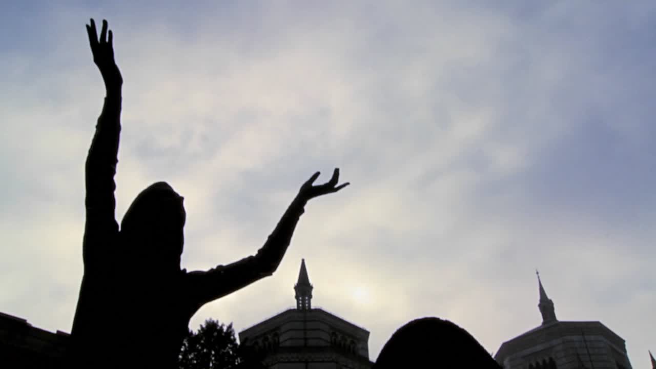 las nubes barren una estatua en un cementerio en un lapso de tiempo que parece apelar a los cielos por misericordia