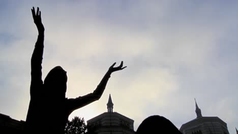 Wolken-Ziehen-Im-Zeitraffer-über-Eine-Statue-Auf-Einem-Friedhof,-Die-Den-Himmel-Um-Gnade-Zu-Bitten-Scheint