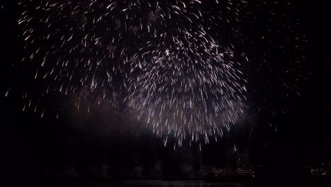 Finale-Des-Feuerwerks,-Viele-Explosionen-Verschwimmen-Dann-Zu-Schwarz