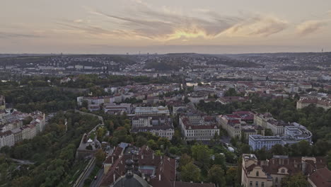 prague czechia aerial v117 avión no tripulado sobrevuela la iglesia de karla vladeho hacia vysehrad capturando la basílica de los santos pedro y pablo y el paisaje urbano de smichov al otro lado del río - filmado con mavic 3 cine - noviembre 2022