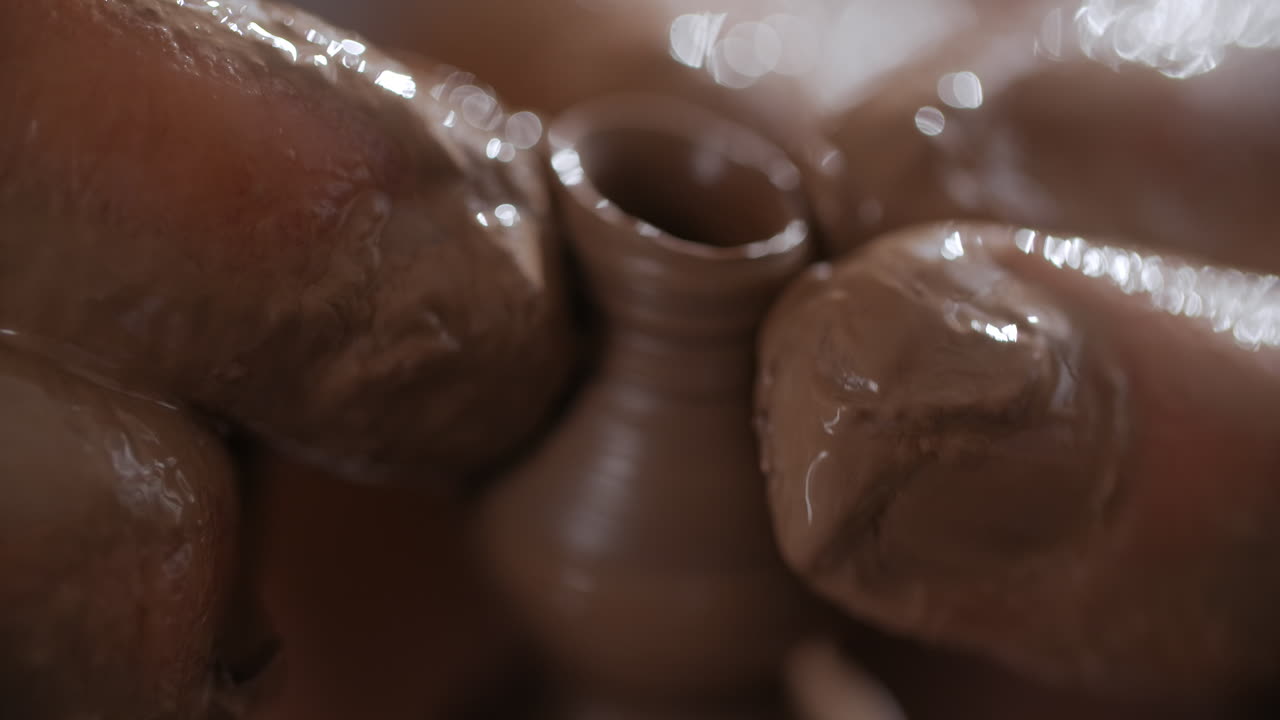 도자기 바 에 점토 를 는 손 들