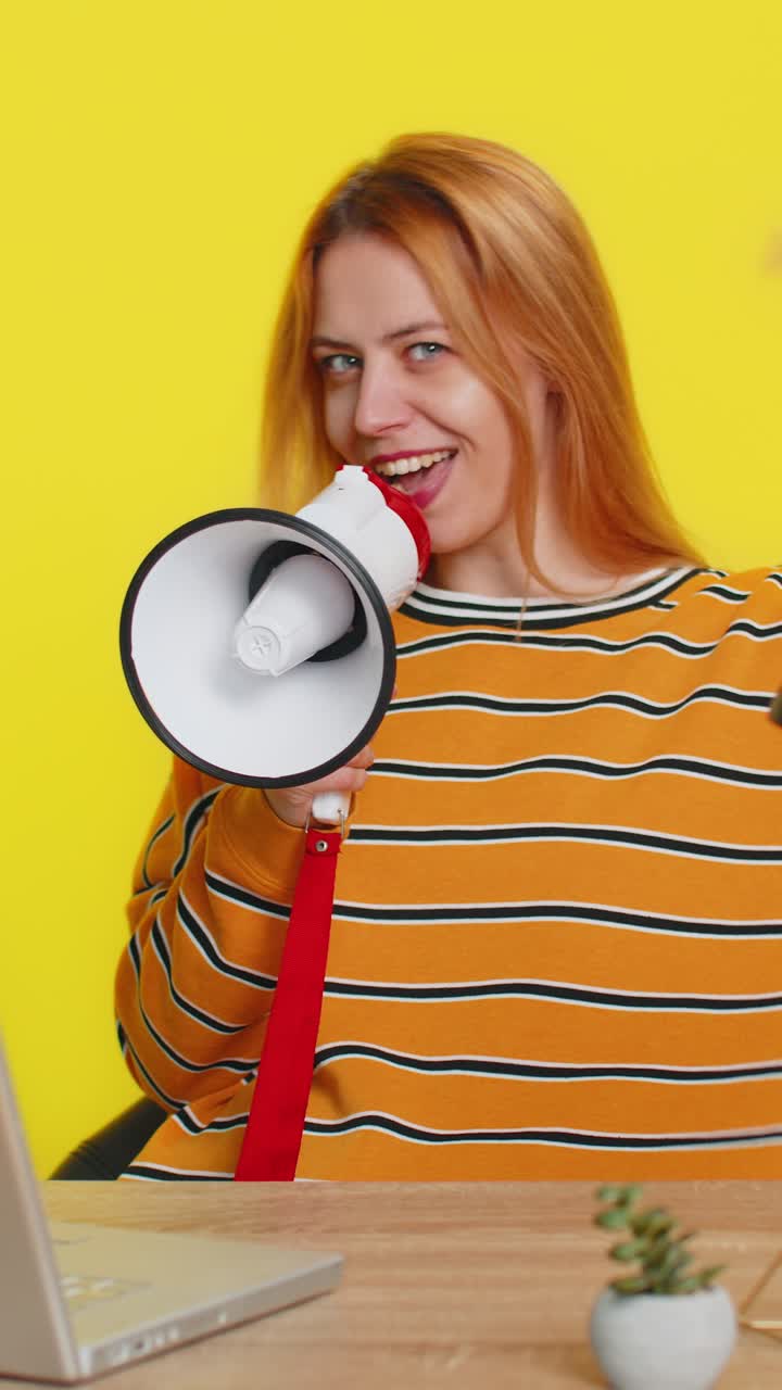 mujer hablando con megáfono proclamando noticias en voz alta anunciando anuncios descuentos venta