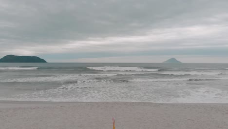 Imágenes-Frontales-Del-Mar,-Día-Nublado,-Olas,-Paisaje-De-La-Playa-De-Juquehy,-Ubatuba,-Costa-Norte-De-São-Paulo,-Brasil