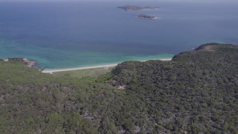 Vista-Aérea-De-La-Playa-De-Arena-Blanca-En-Clam-Bay-En-Great-Keppel-Island,-Queensland,-Australia---Tiro-Con-Drones