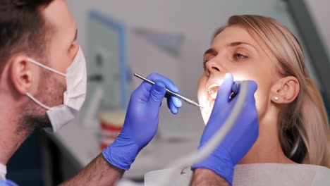 dentista ocupado durante un tratamiento dental muy importante