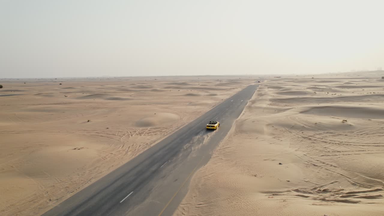 사막 도로에서 노란 차