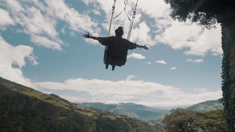 Tourist-Auf-Schaukel-Am-Ende-Der-Welt-In-Casa-Del-Arbol,-Banos-Ecuador