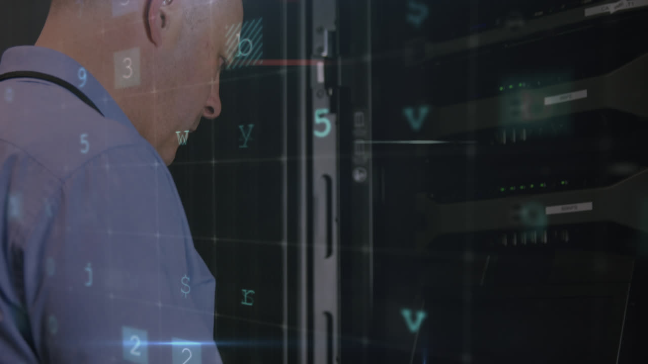 animación del procesamiento de datos con advertencia de ataques cibernéticos sobre técnicos y servidores informáticos
