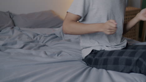hombre relajándose en la cama
