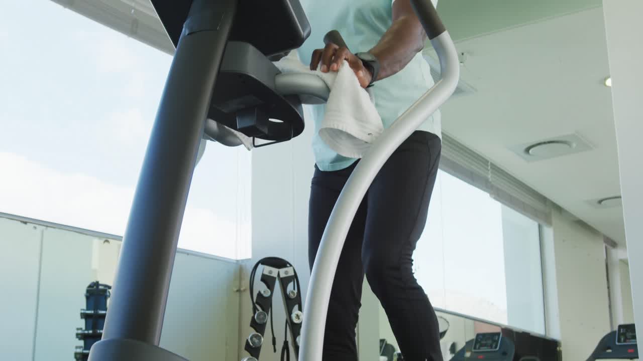 Video di uomini afroamericani anziani che si allenano in palestra