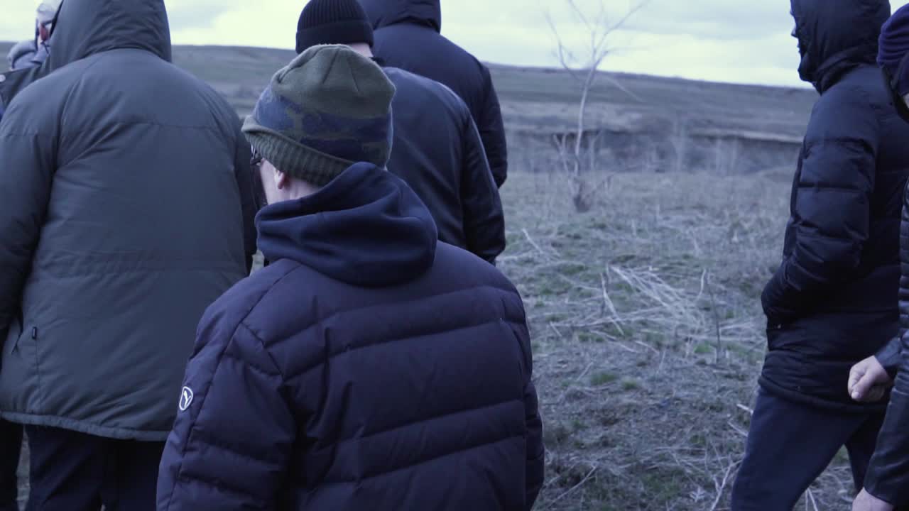 группа людей на открытом воздухе