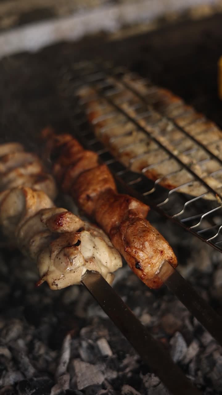 gachas de pollo y pescado a la parrilla en una parrilla de carbón