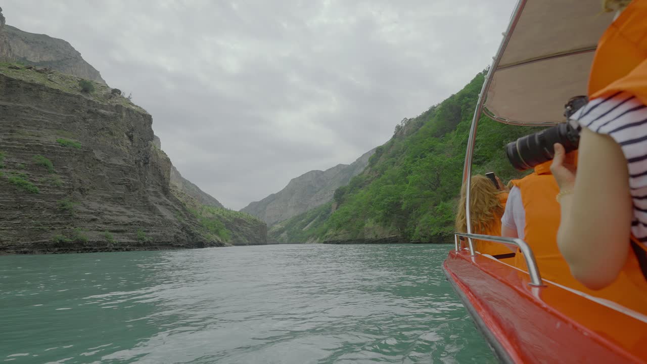 viaje en barco a través de un cañón de montaña