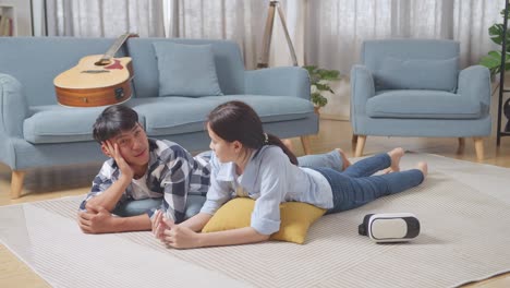 아시안 십대 커플의 몸이 가득 차 있습니다. 집에서 바닥에 카에 누워서 이야기하고, 웃고, 함께 시간을 즐기고 있습니다.