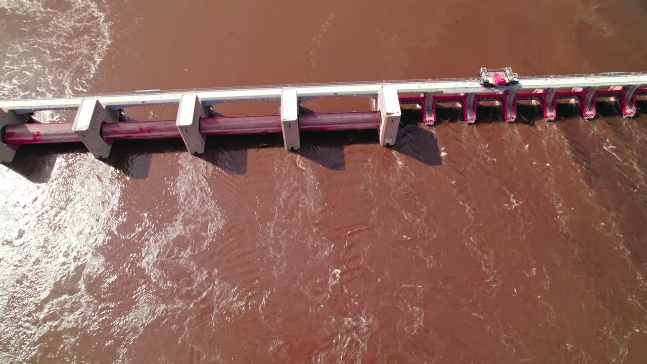 vista aérea de una presa y un río