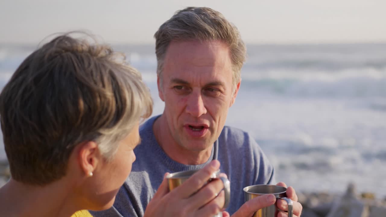 바다  ⁇ 에서 커피를 마시는 커플