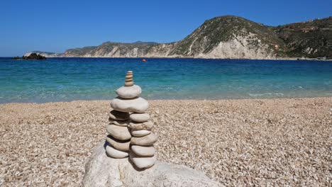 Stapel-Von-Kiessteinen,-Balancieren-Von-Felsen,-Steinstapel-Am-Strand-Von-Agia-Eleni-In-Griechenland---Breit,-Statisch