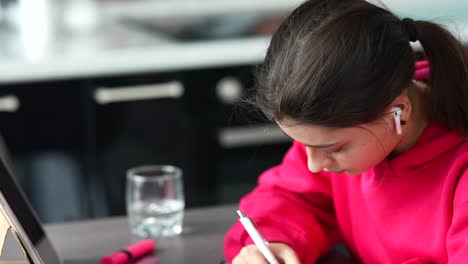 una adolescente que estudia en casa