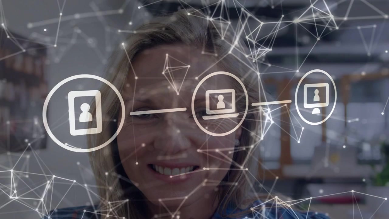 Mujer sonriendo y mirando a cámara en una oficina, con una superposición que aparece y conecta dispositivos para el teletrabajo
