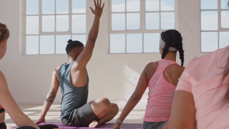 Clase-De-Yoga-Hermosa-Mujer-Caucásica-Ejercitando-Posturas-Estirando-El-Cuerpo-Disfrutando-De-Un-Estilo-De-Vida-Saludable-En-El-Gimnasio