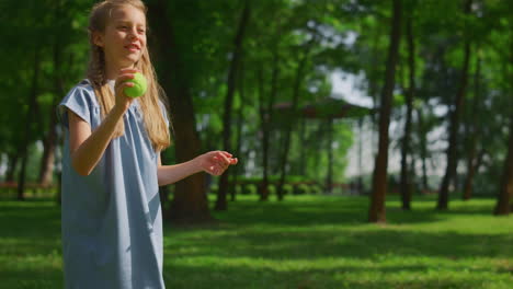 Mädchen-Trainiert,-Um-Ball-Im-Grünen-Park-Aus-Nächster-Nähe-Zu-Werfen.-Fröhliches-Kind-Spielt-Draußen.