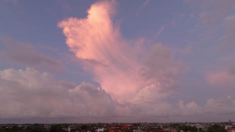 el sol que desciende pinta el cielo en una paleta tranquilizadora de colores vibrantes