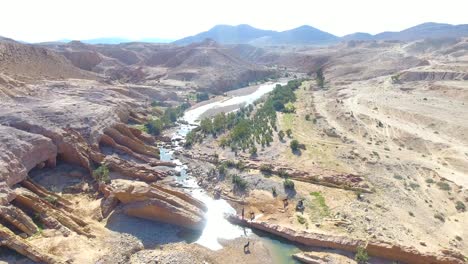 Drohnenaufnahme-Einer-Schlucht-In-Bousaada,-Algerien