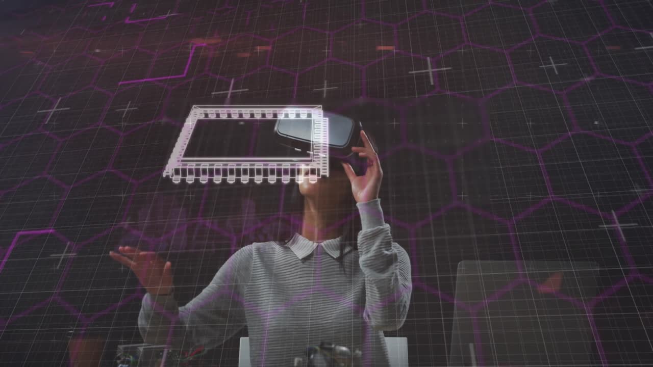 animación de procesador púrpura con hexágonos sobre mujer usando auriculares vr y mirando a su alrededor