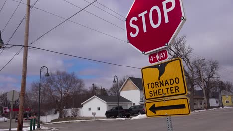 Las-Señales-Indican-La-Dirección-A-Un-Refugio-Para-Tornados-Cuando-Se-Acerca-Una-Tormenta.