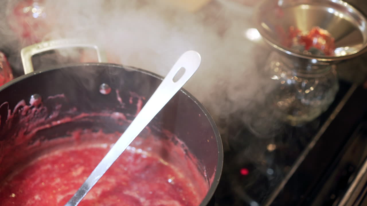 derrame de olla humeante en la placa