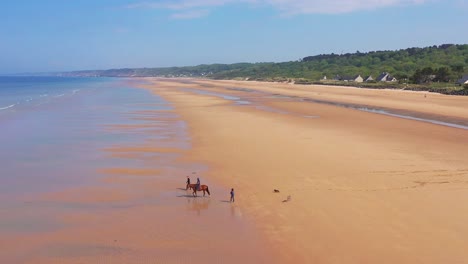 Antena-Sobre-Perros-Corriendo-Y-A-Caballo-Y-Jinete-En-La-Playa-De-Omaha-Normandía-Francia-Sitio-De-La-Segunda-Guerra-Mundial-Invasión-Aliada-Del-Día-D-2