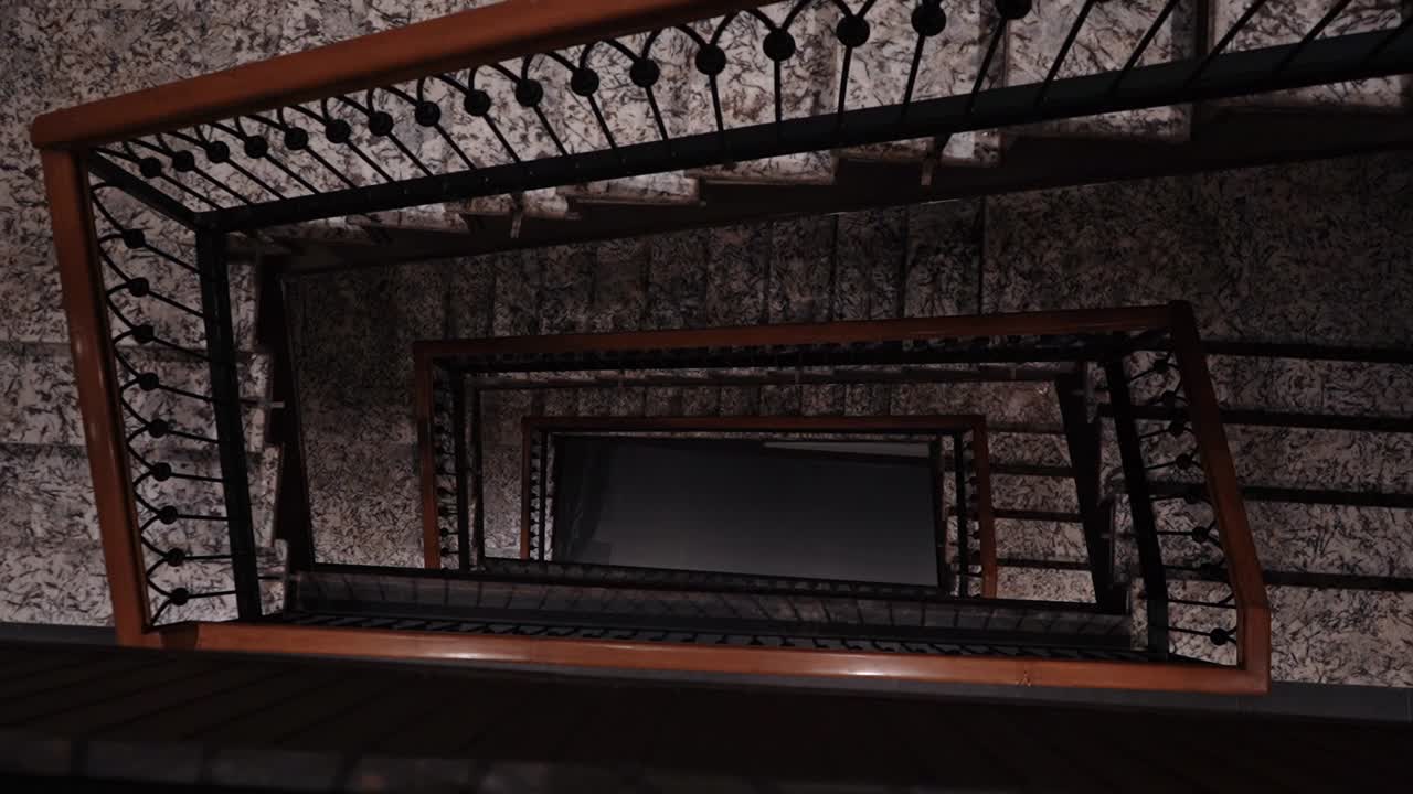 corredores de escalera elegantes en el hotel con la combinación de vallas de madera y barandillas de metal