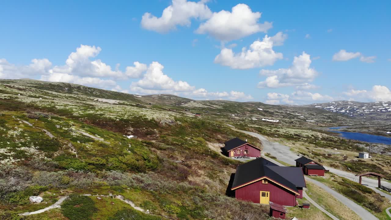 노르웨이 산악경관에 있는 오두막의 드론 푸티지