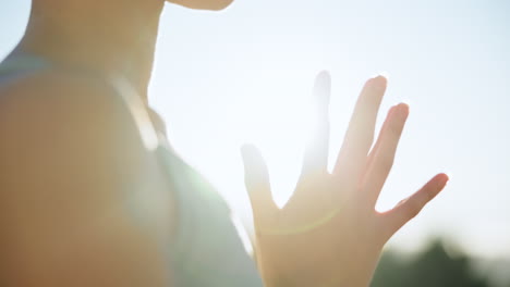 명상에서 여성, 손 및 요가