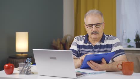 Anciano-Trabajador-De-Oficina-En-Casa-Examinando,-Analizando-Documentos.