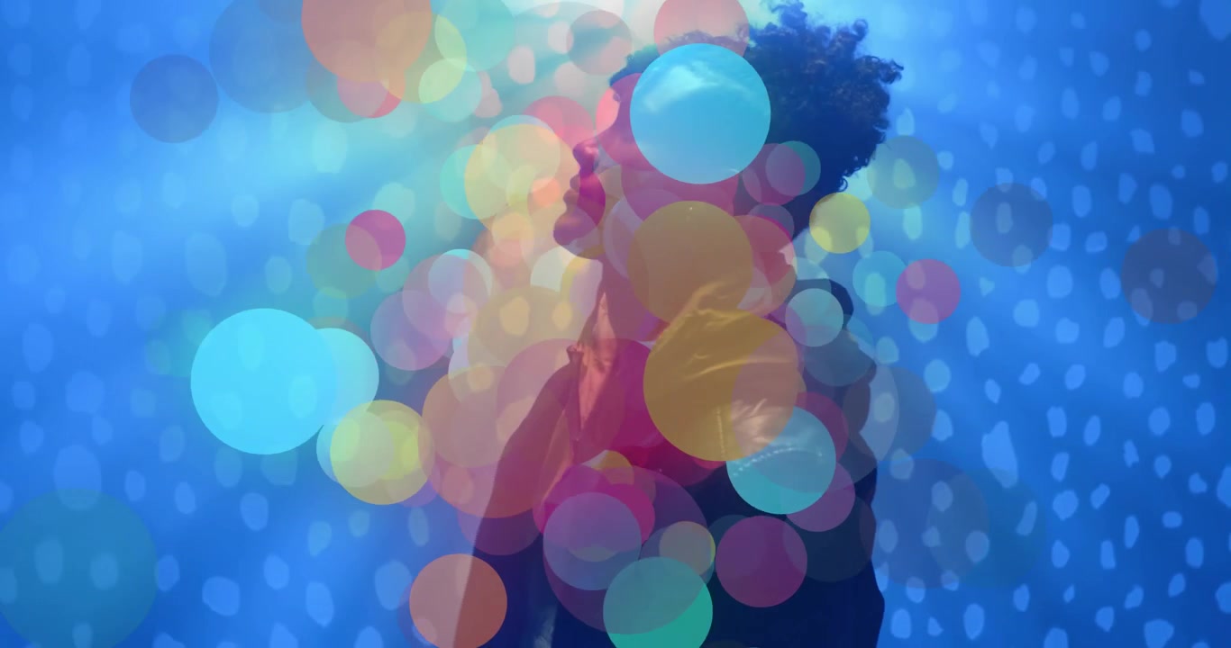 Uomo che reagisce a luci bokeh emergenti, sistemandosi la giacca su uno sfondo puntinato, mostrando tecnologia digitale.