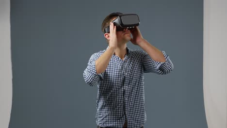 hombre joven en auriculares vr