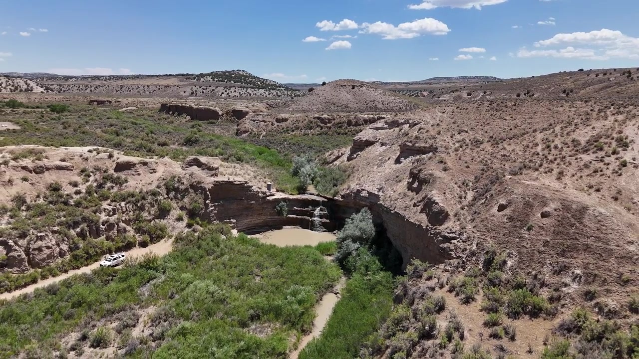 Dronebilde av Vermillion Falls, Colorado USA, Malerisk foss i ørkenlandskap