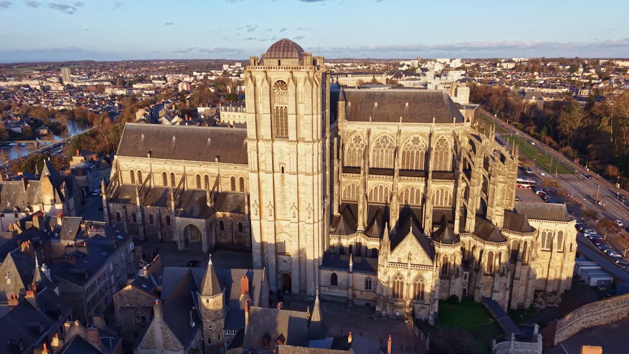 Plano geral aéreo de drone do centro histórico e da Catedral de Saint-Julien de Le Mans ao pôr do sol na França