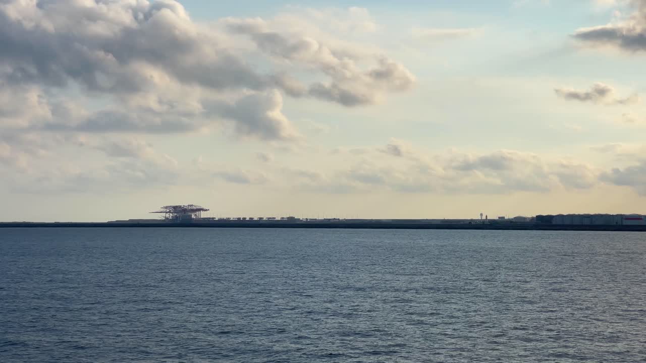 석양의 바르셀로나 항구 케이 라인 타워와 컨테이너 선을 싣는 크레인 여객 페리