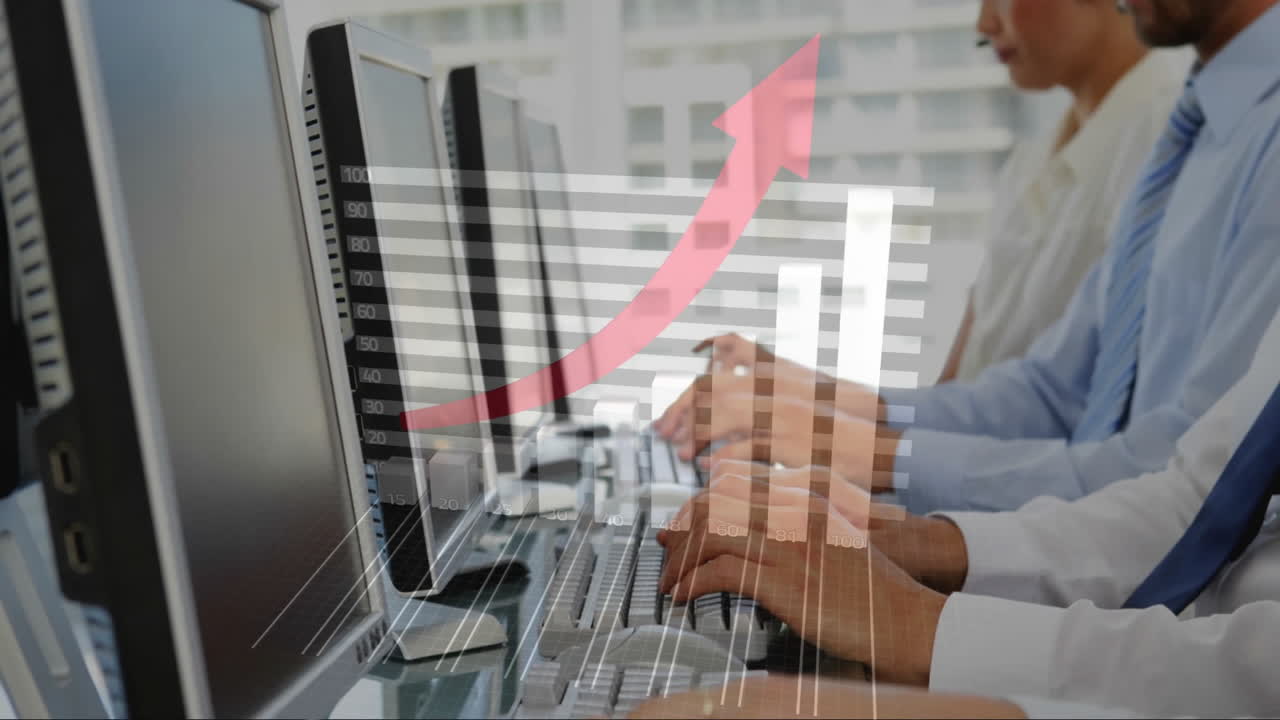 키보드에서 타이핑, 컴퓨터에서 성장 차트 애니메이션을 가진 사업가