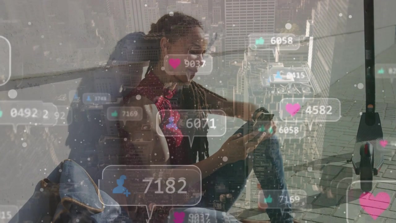 Mulher usando o smartphone no convés, rolando, tocando e verificando o engajamento nas redes sociais enquanto as curtidas aumentam.