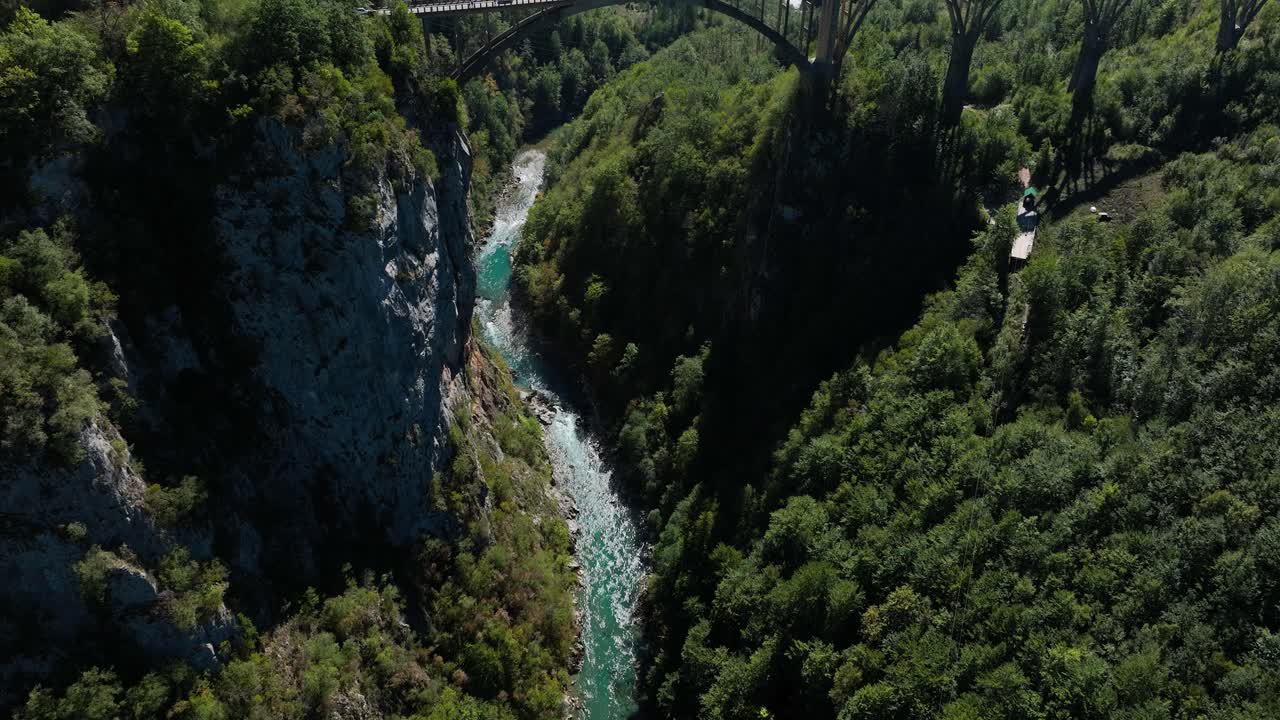 Incredibile ripresa verticale con vista panoramica sul fiume Tara e sul ponte Tara - Vicino a Zabljak, Montenegro